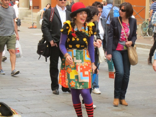 Nice costume on the juggler