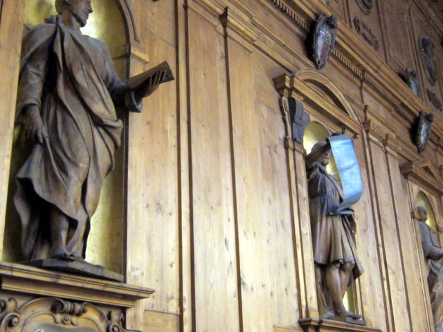 Several statues on the walls of prominent physicians of the era.