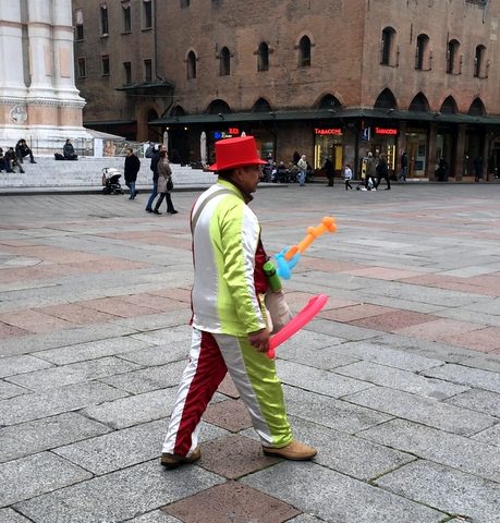 Balloon man in Piazza Maggiore