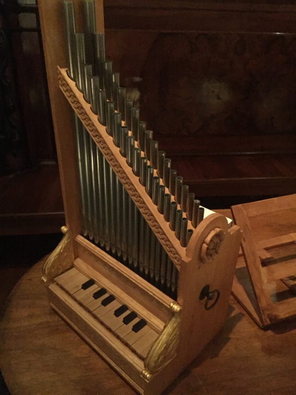 Another little organ. Un altro piccolo organo.